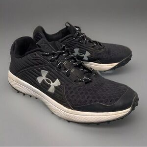 Men's Under Armour  Black White Size 9 Indoor Cleats Good Condition